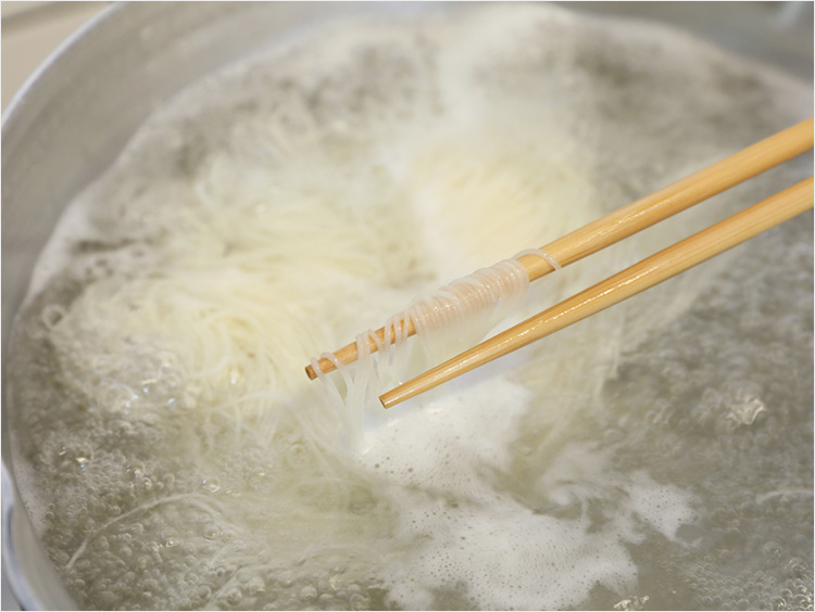 麺を箸にかけるイメージ