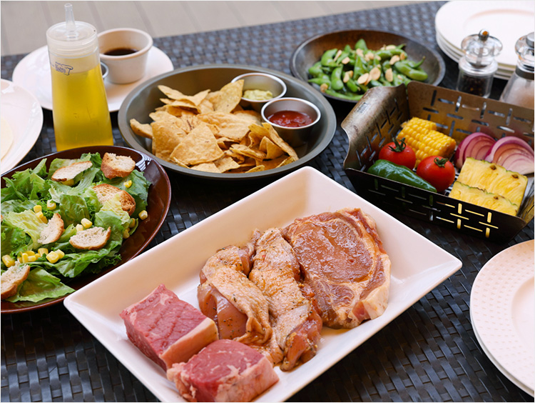 テーブルに並べられたレギュラーBBQコース、2人分の食材と調味料