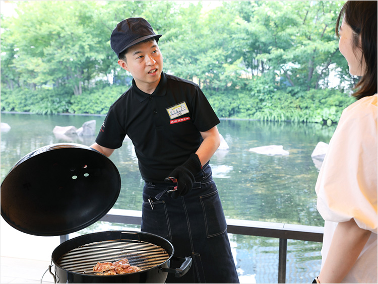ウェーバーの使い方を中野店長に取材する編集部員