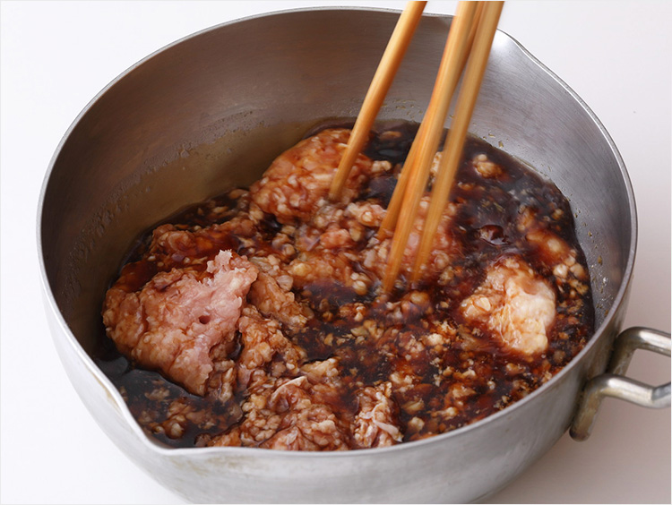 肉を煮汁と混ぜるイメージ