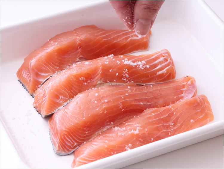 鮭に塩を振るイメージ