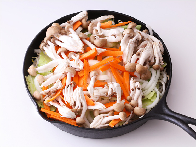 フライパンに野菜を敷いたイメージ