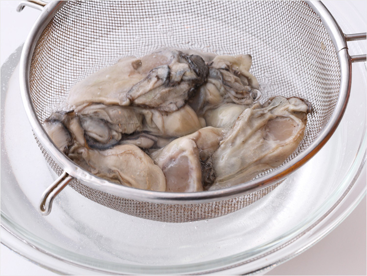 牡蠣を洗うイメージ