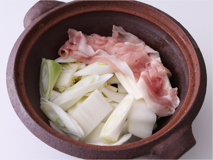 土鍋に具材を半分入れるイメージ