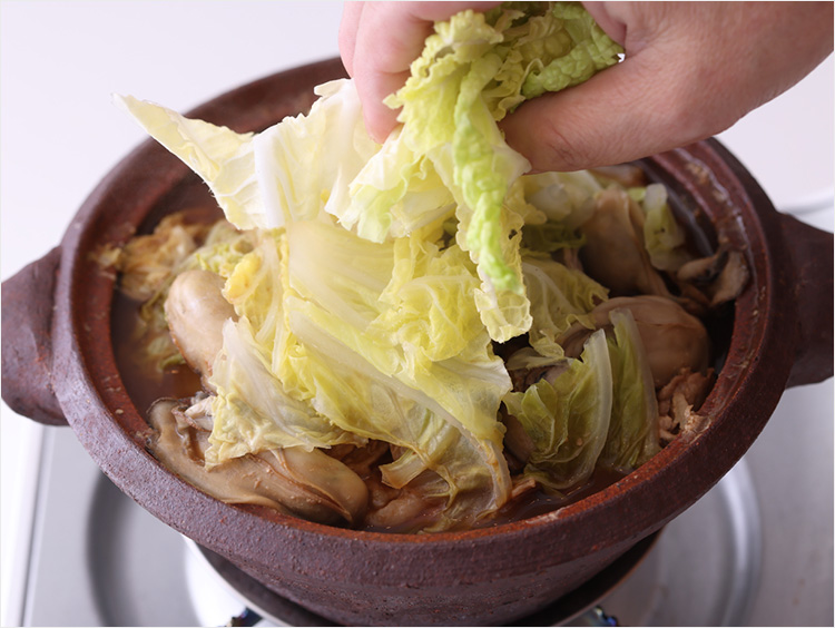 フライパンに野菜を敷いたイメージ