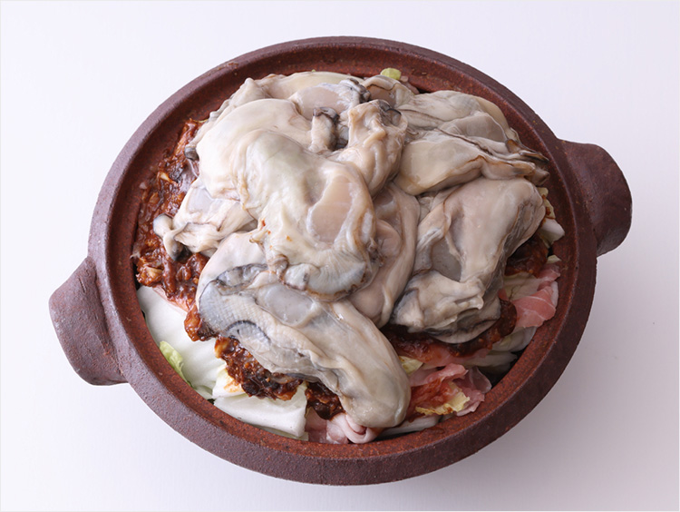 鍋に牡蠣を乗せたイメージ