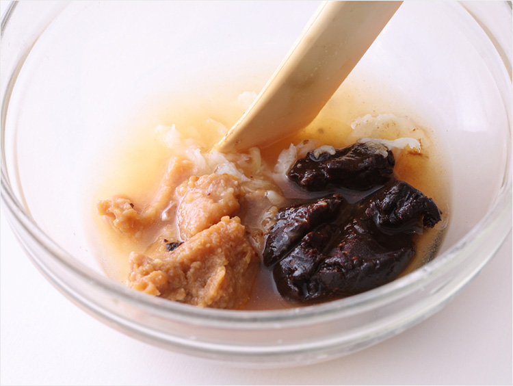 タレの材料を混ぜ合わせるイメージ