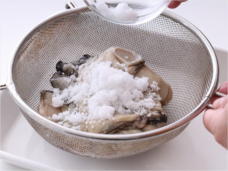 牡蠣に塩を振るイメージ