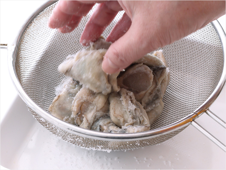 牡蠣に塩をまぶすイメージ