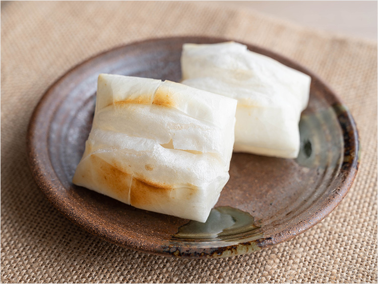 お皿に載った焼いたお餅2個