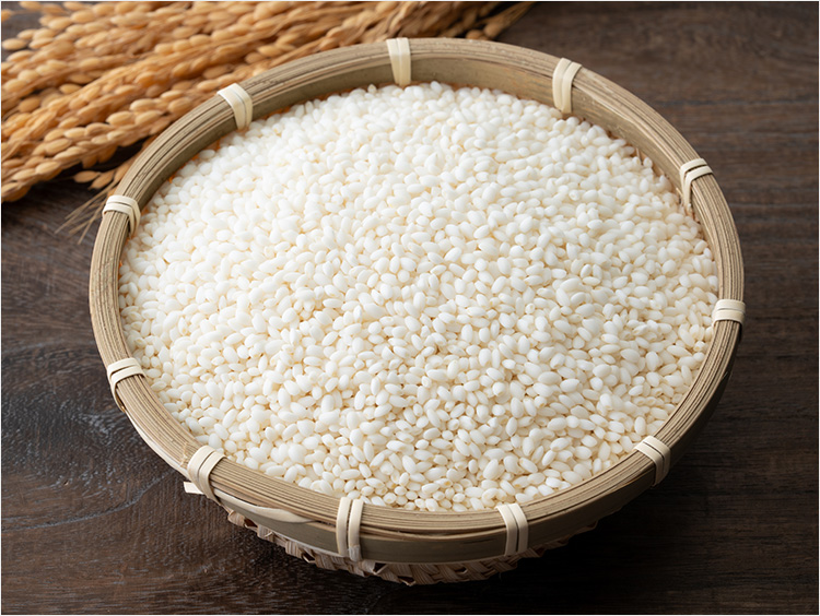 ザルに盛られたもち米