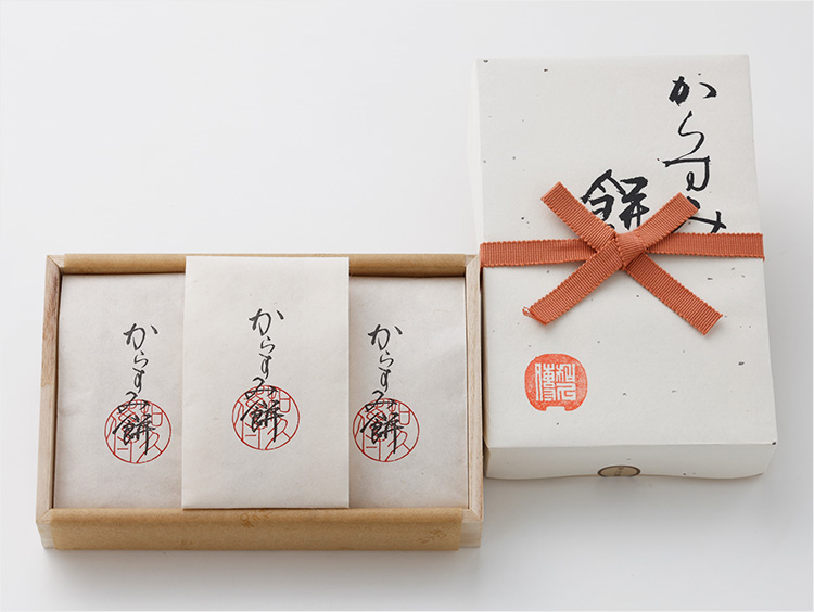 ＜紫野和久傳＞からすみ餅3枚木箱入り（3枚入）