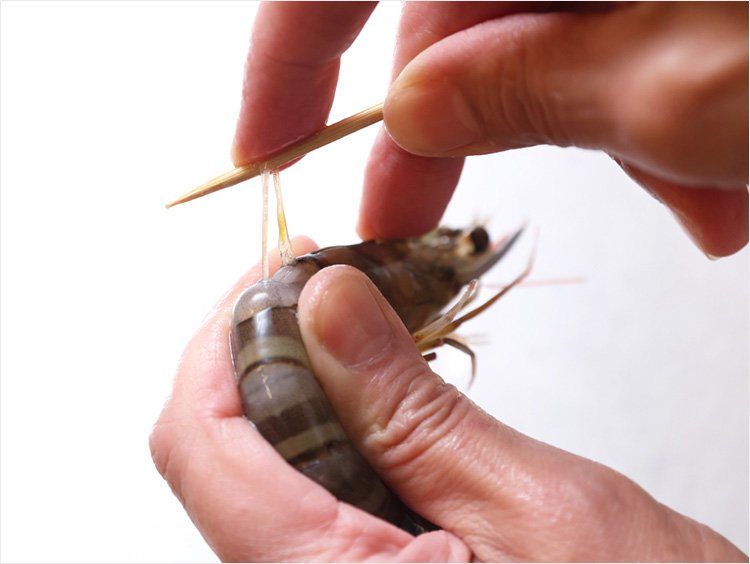 海老の背ワタを取るイメージ