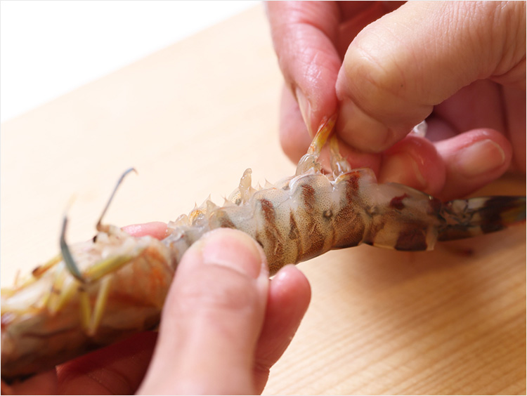 海老の脚をむしるイメージ