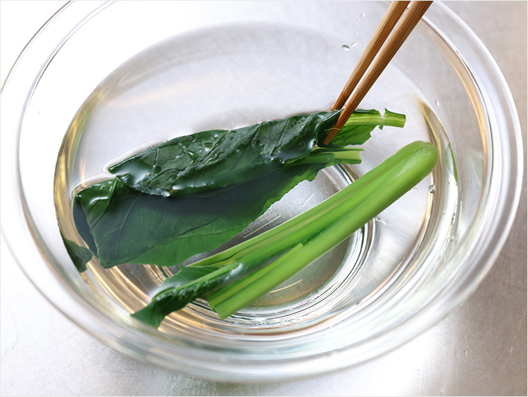 小松菜を水に取るイメージ
