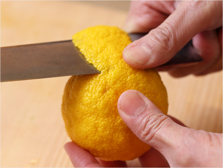 柚子の皮をむくイメージ