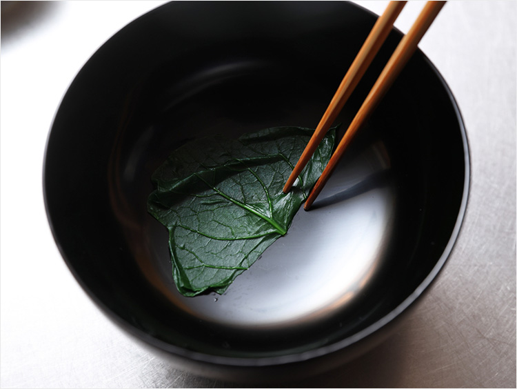 小松菜を椀に敷くイメージ