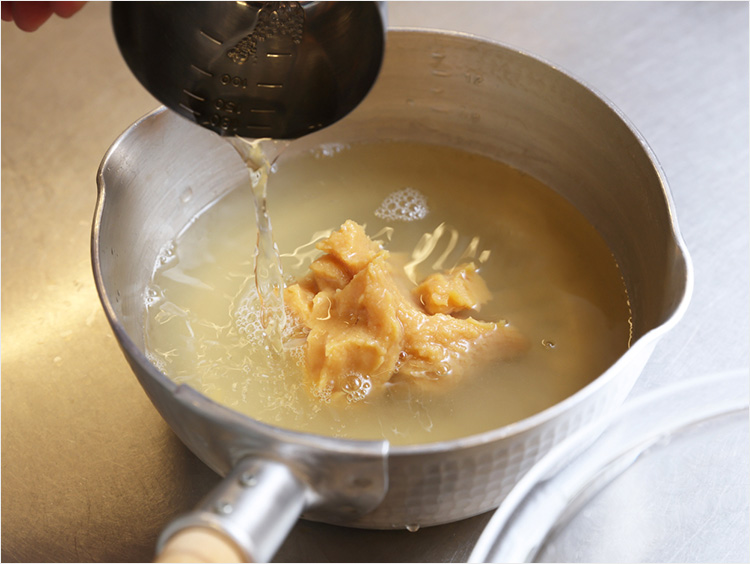 出汁を加えるイメージ