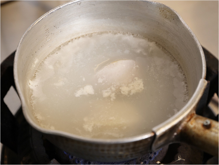 里芋の皮つき、皮なしのイメージ