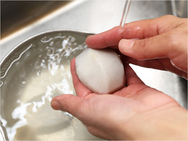 里芋を洗うイメージ