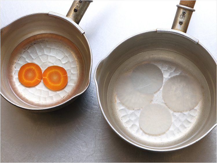 にんじん、大根をゆでた鍋のイメージ