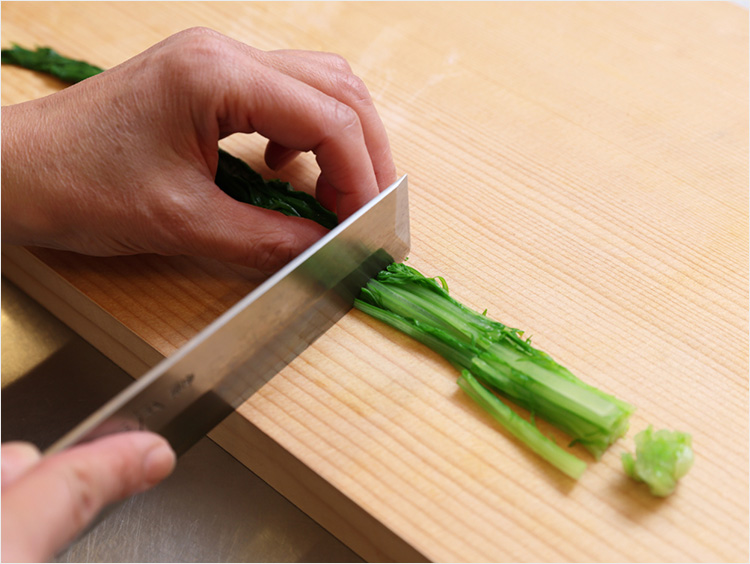 水菜を水にとるイメージ