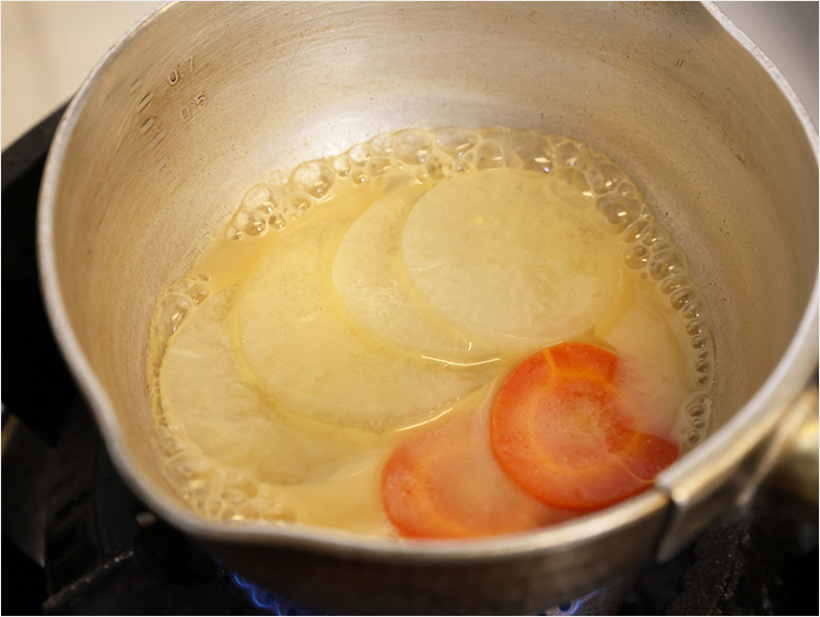 にんじん大根を味噌汁で煮るイメージ