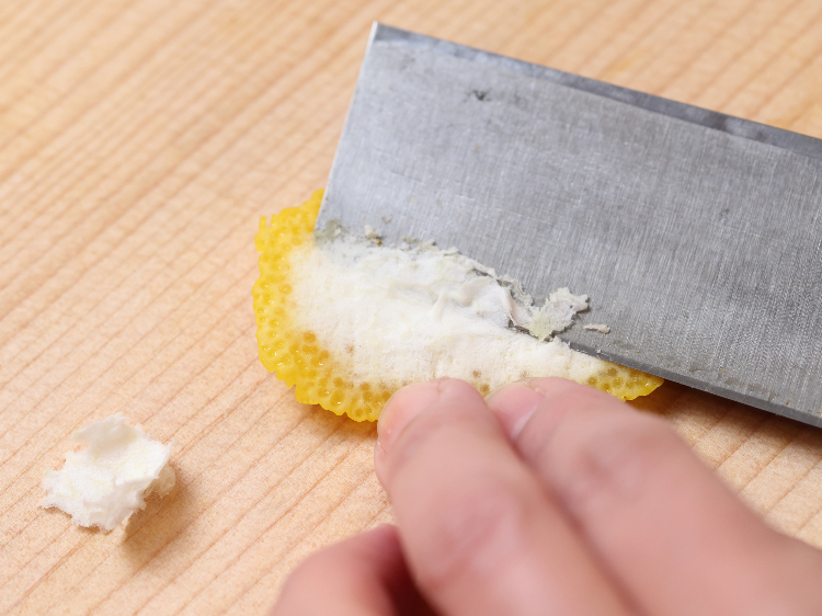 柚子のワタが少し残るよう、ワタを削ぐ様子