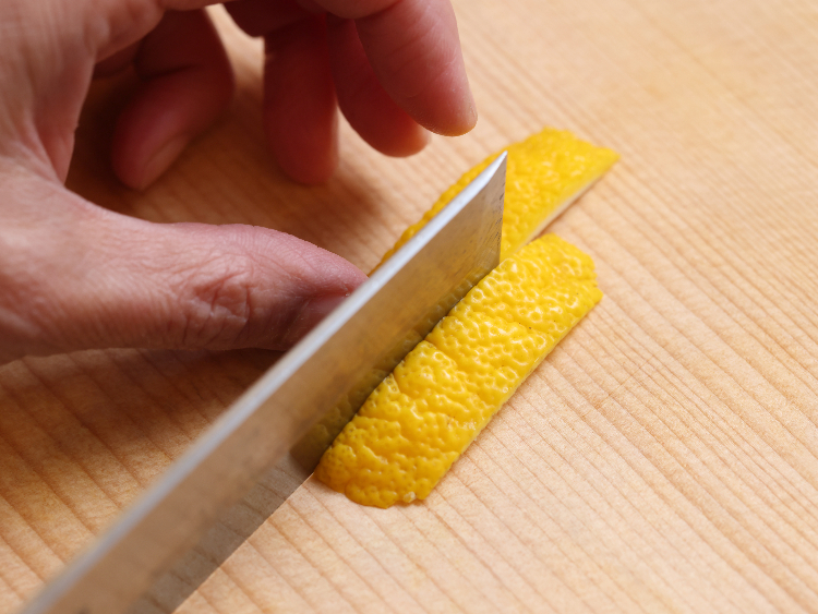 柚子の皮を縦に2等分する様子