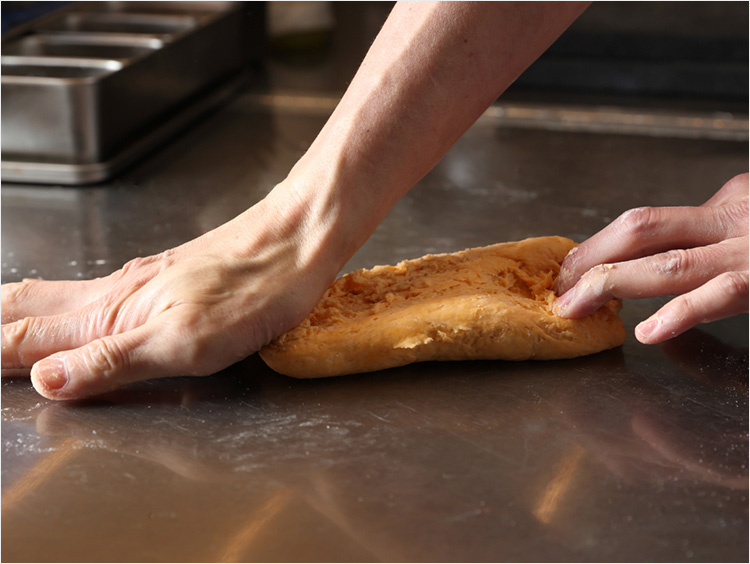 生地を伸ばすイメージ