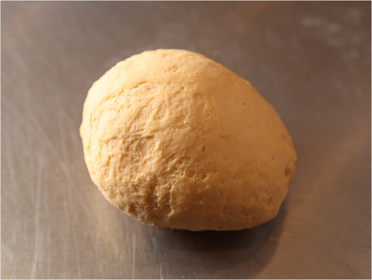 生地を丸めたイメージ