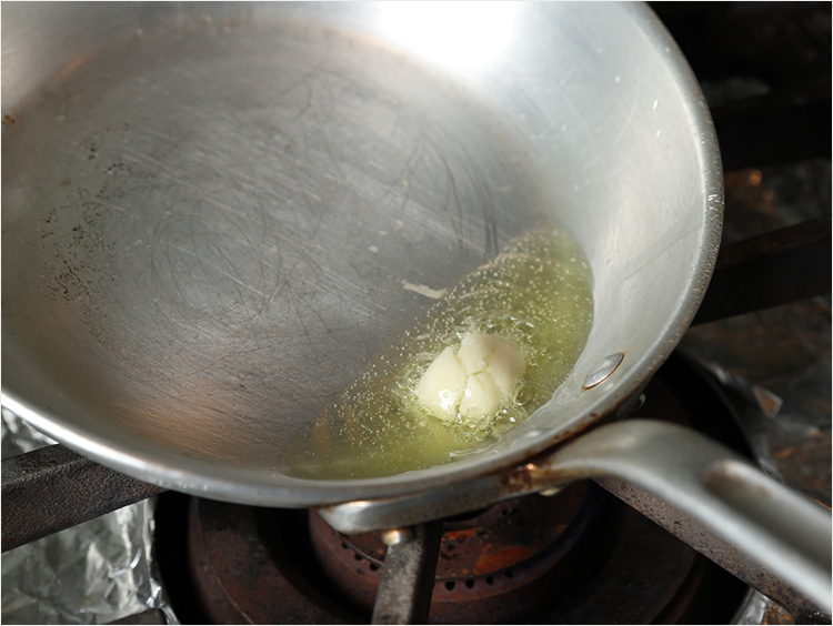 にんにくを加熱するイメージ