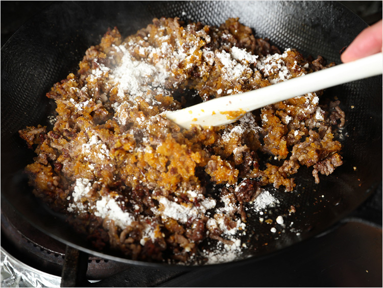 小麦粉を加えるイメージ