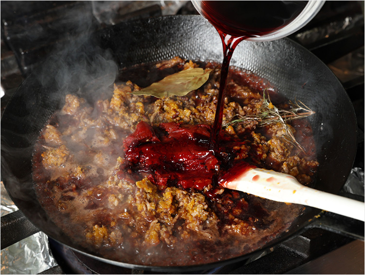 ワインを加えるイメージ