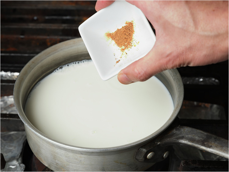 牛乳にナツメグを加えるイメージ