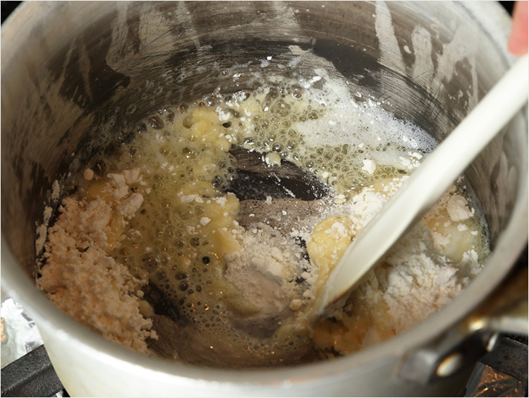 バターと小麦粉を炒めるイメージ