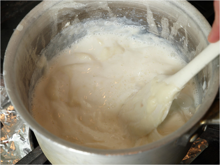 残りの牛乳を加えたイメージ