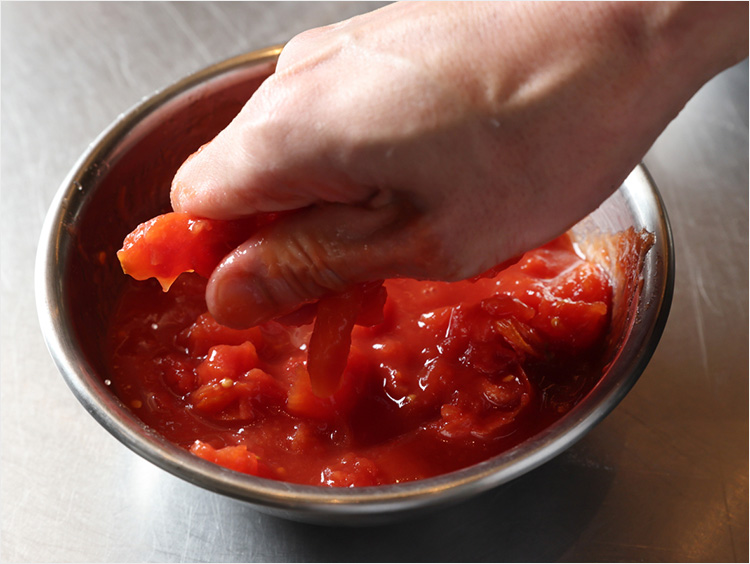 トマトをつぶすイメージ