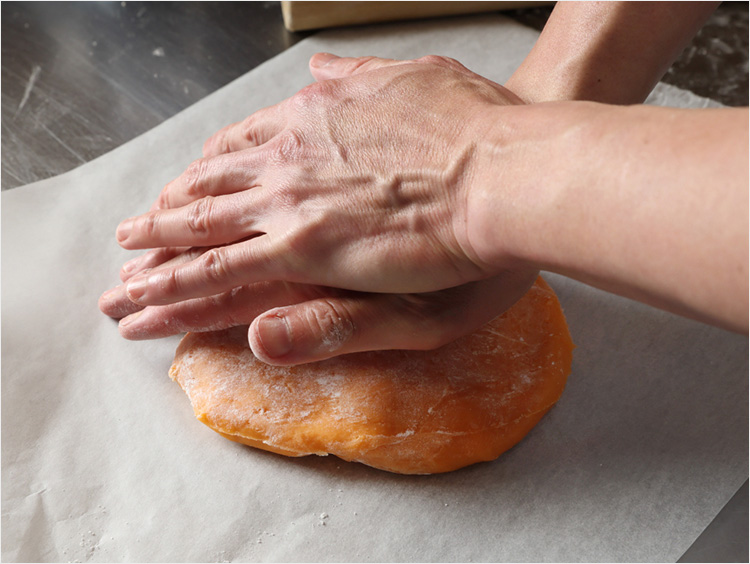 生地を手で押すイメージ