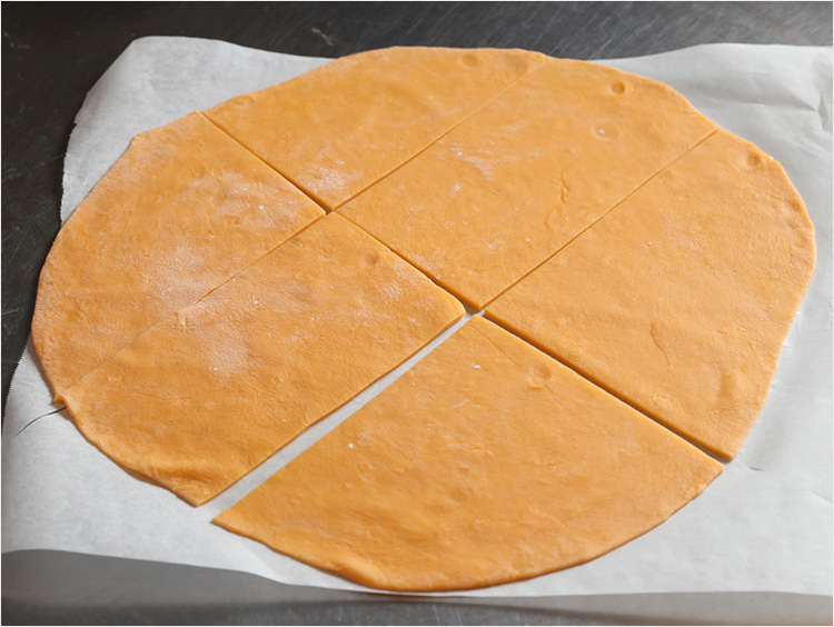 生地を切り分けたイメージ