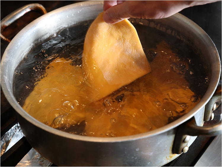 生地をゆでるイメージ