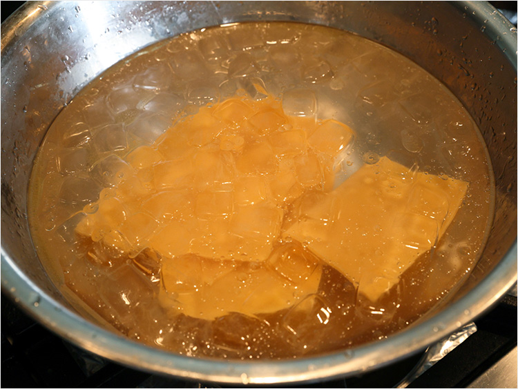 ラザニアのパスタ生地を氷で冷やすイメージ