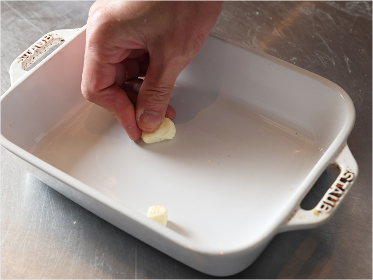 耐熱皿にバターを塗るイメージ