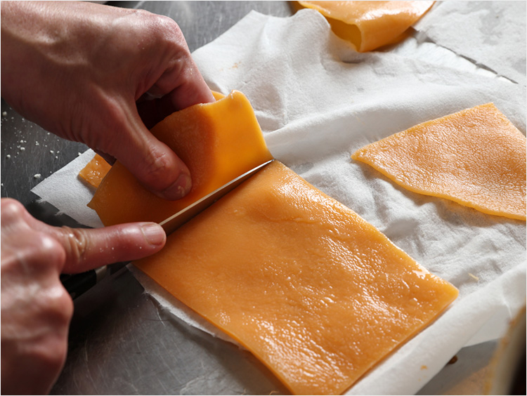 生地を切るイメージ