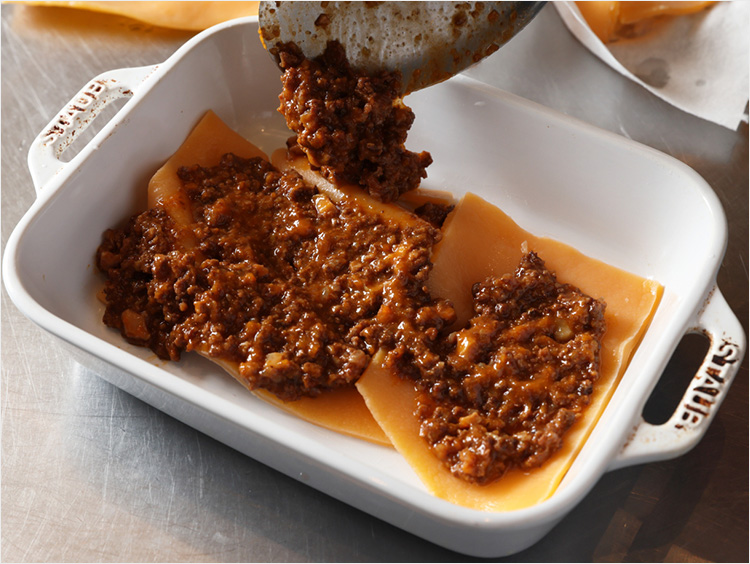 ラザニアのパスタ生地にボロネーゼを乗せたイメージ