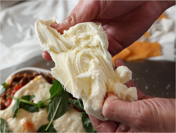 チーズを手で割くイメージ