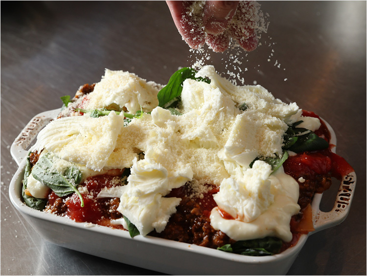 チーズを手で割くイメージ