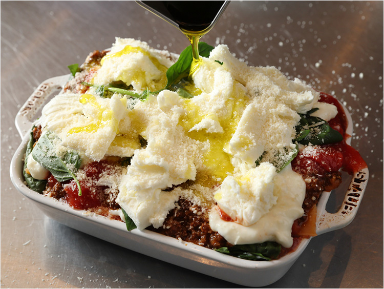 寝かせた生地を指で押すイメージ