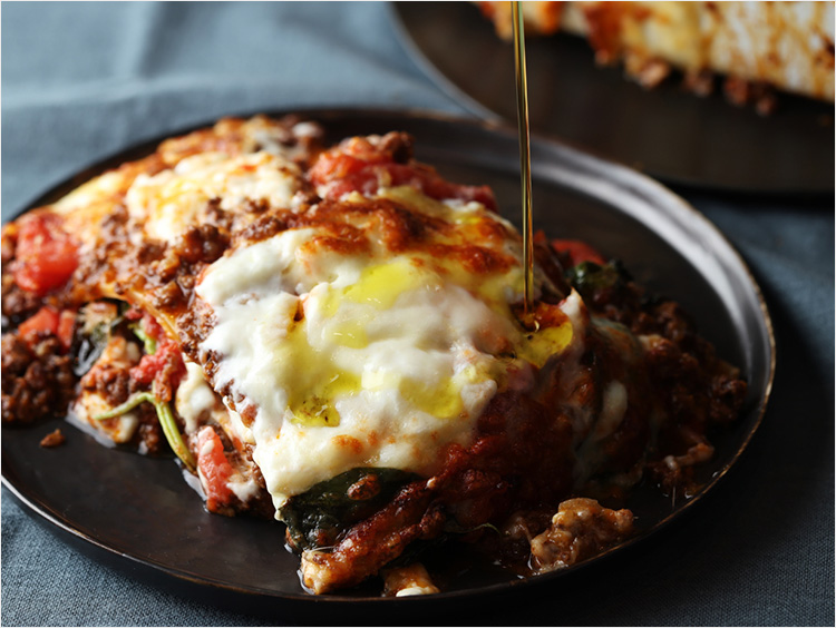 ラザニアにオイルをかけるイメージ