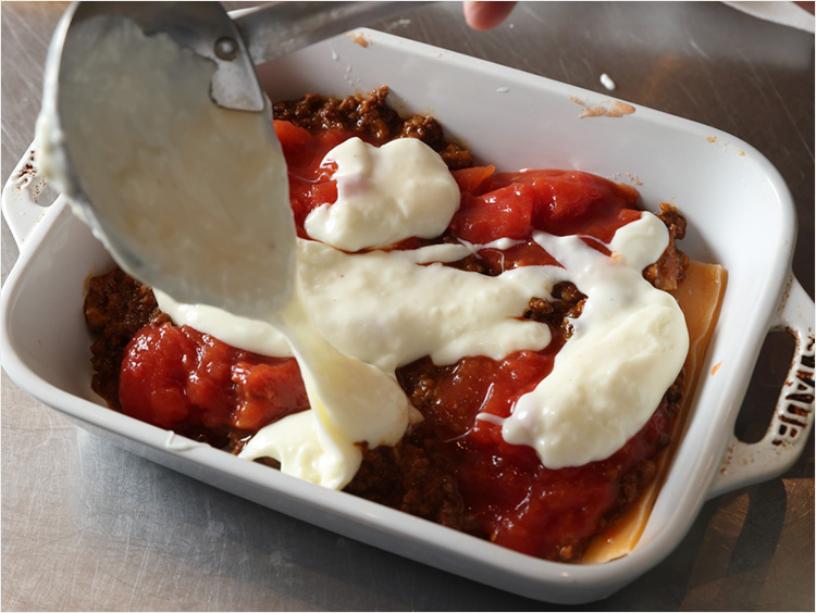 ベシャメルソースをかけるイメージ